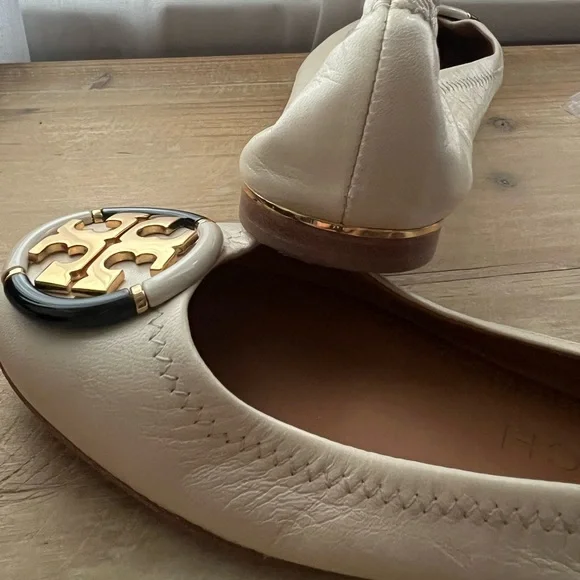 Tory Burch Enamel Logo Leather Ballet Flats RICE PAPER Gold Heel Details - Picture 8 of 10